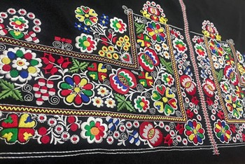 Zástěra , výšivka 7000,-Kč