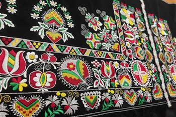 Zástěra Lída se stinkem, za výšivku 7000,-Kč