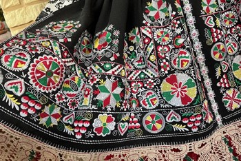 Zástěra Hvězda se stinkem, výšivka 7000,-Kč